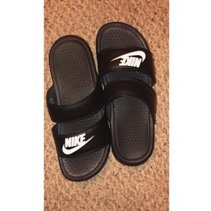 NIKE SLIDES